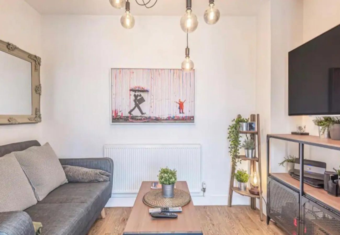 Egham Stylish Spacious Three Bedroom Apartment Apartments in Egham