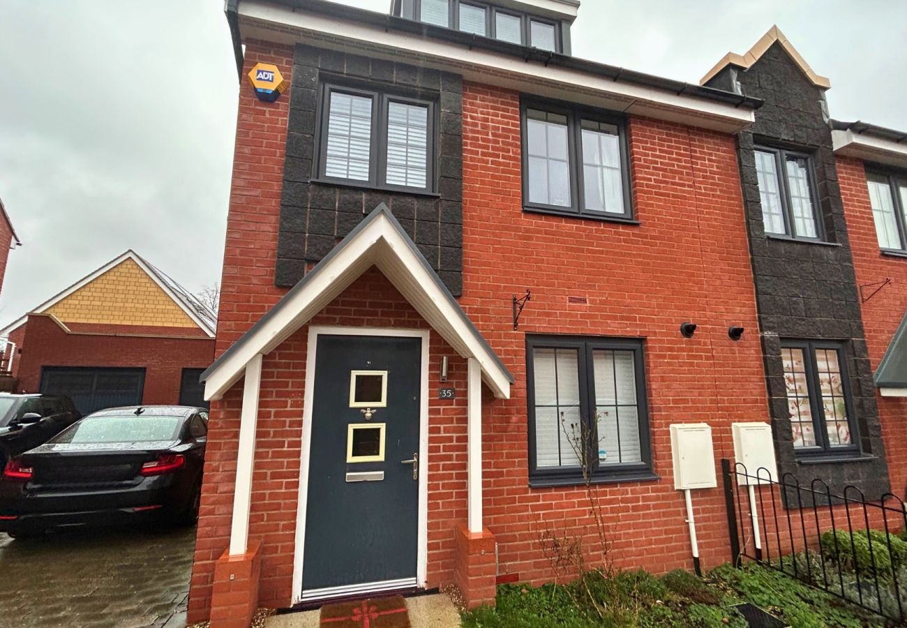 House in High Wycombe - Spacious 4-Bedroom Home in Scenic High Wycombe