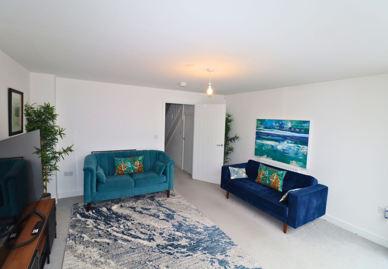 House in High Wycombe - Spacious 4-Bedroom Home in Scenic High Wycombe