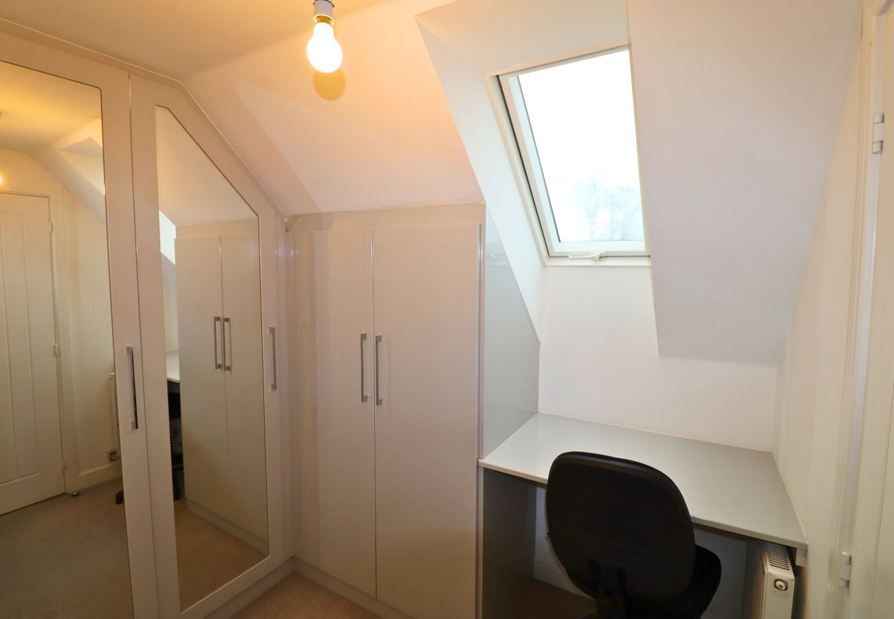 House in High Wycombe - Spacious 4-Bedroom Home in Scenic High Wycombe