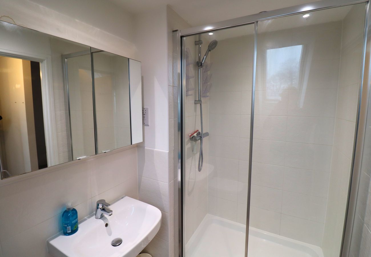 House in High Wycombe - Spacious 4-Bedroom Home in Scenic High Wycombe