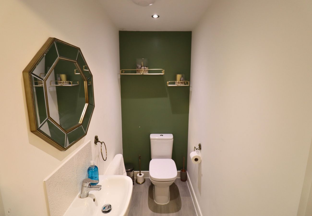 House in High Wycombe - Spacious 4-Bedroom Home in Scenic High Wycombe