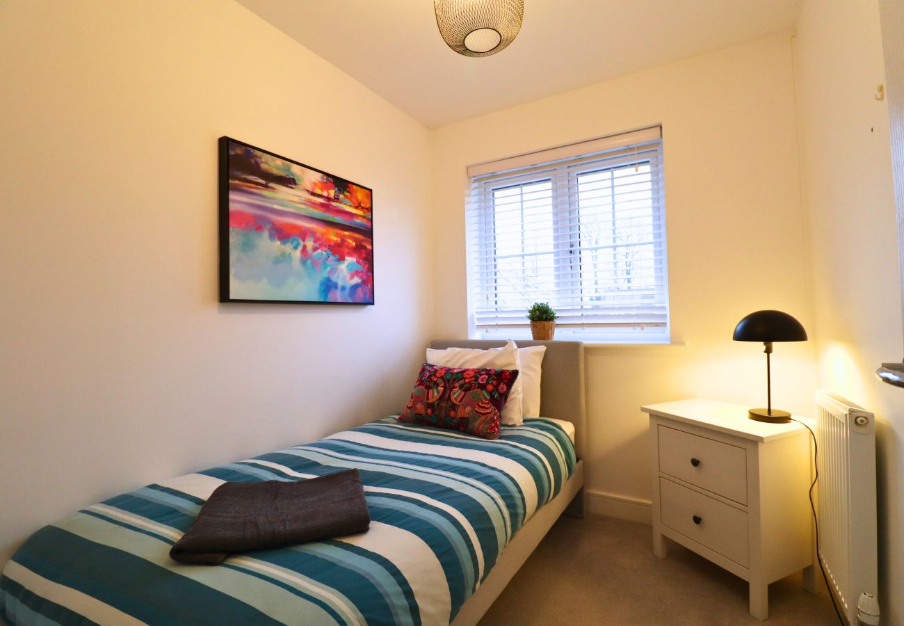 House in High Wycombe - Spacious 4-Bedroom Home in Scenic High Wycombe