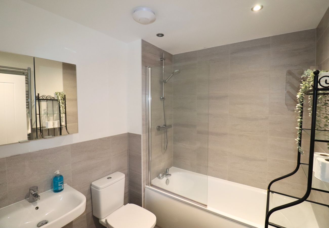 House in High Wycombe - Spacious 4-Bedroom Home in Scenic High Wycombe