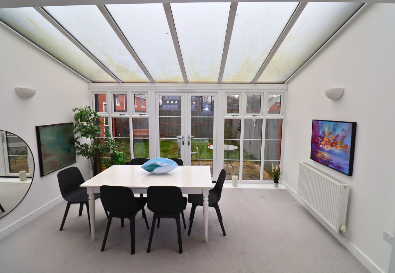 House in High Wycombe - Spacious 4-Bedroom Home in Scenic High Wycombe