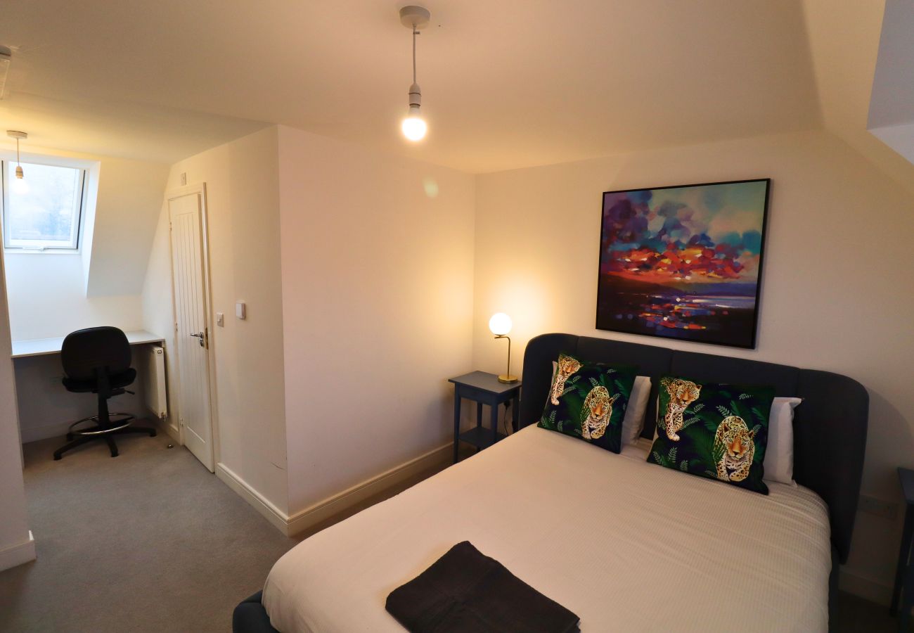 House in High Wycombe - Spacious 4-Bedroom Home in Scenic High Wycombe