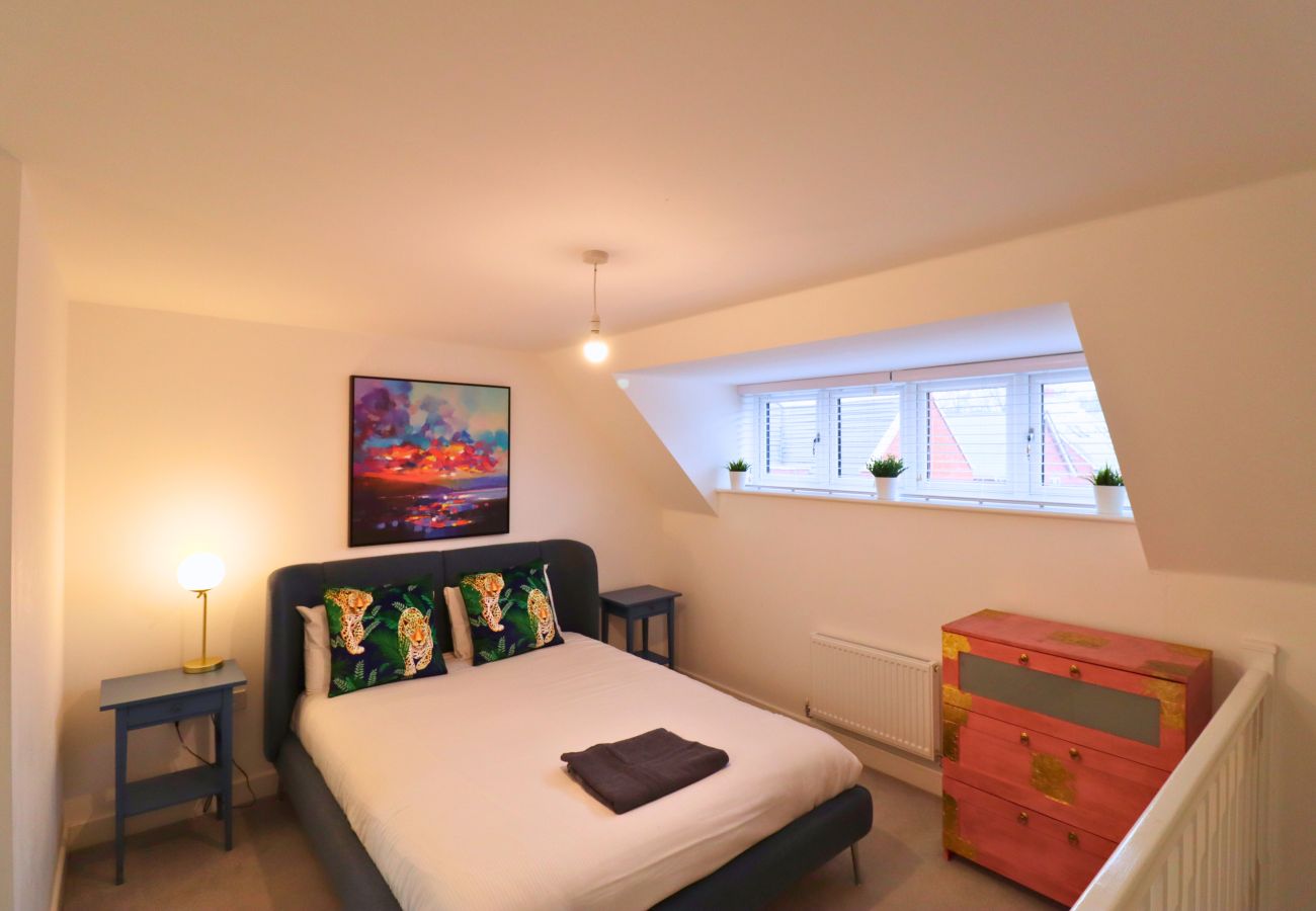 House in High Wycombe - Spacious 4-Bedroom Home in Scenic High Wycombe
