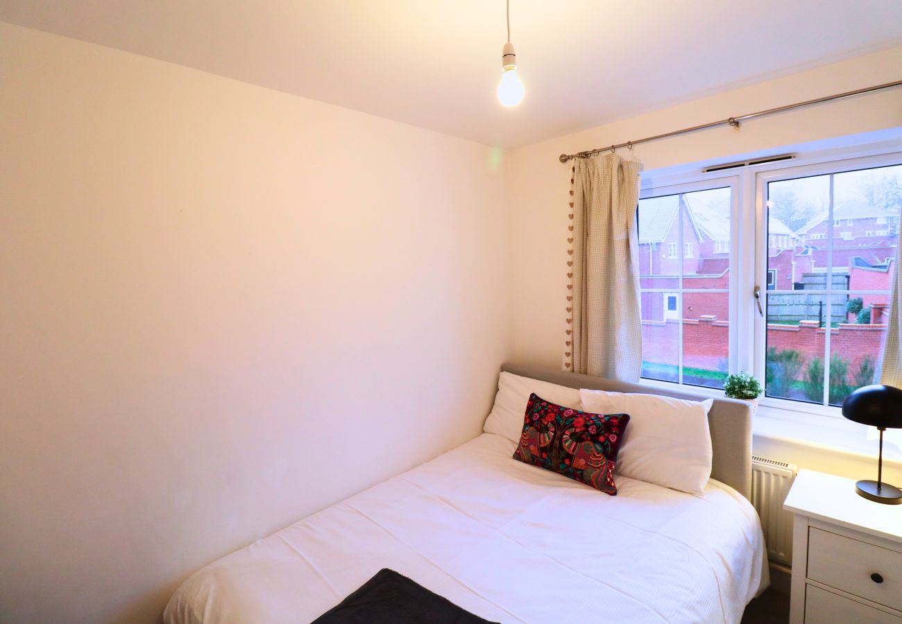 House in High Wycombe - Spacious 4-Bedroom Home in Scenic High Wycombe