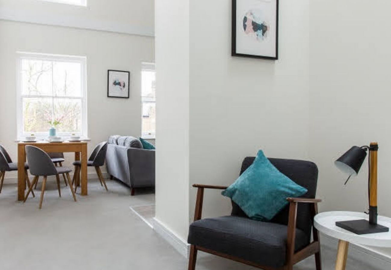 Apartment in London - Queen's Park Spectacular Two Bedroom Apartment 