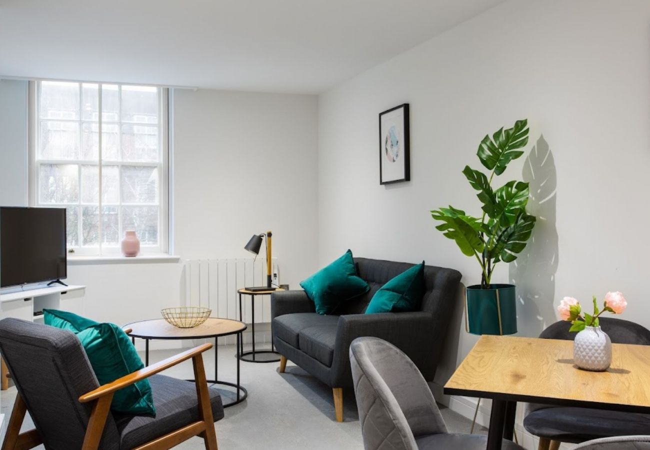 Apartment in London - Queen's Park Spectacular Two Bedroom Apartment 