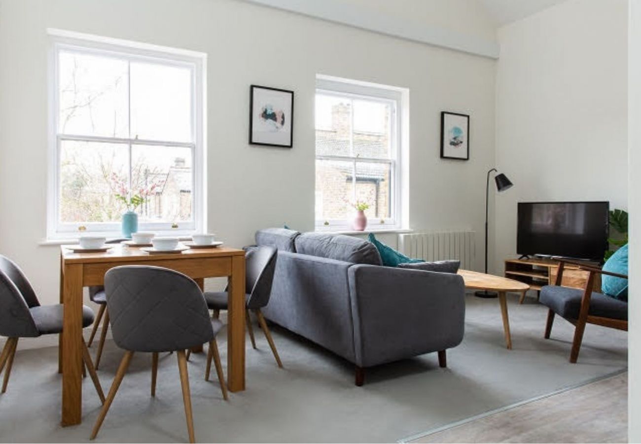 Apartment in London - Queen's Park Spectacular Two Bedroom Apartment 