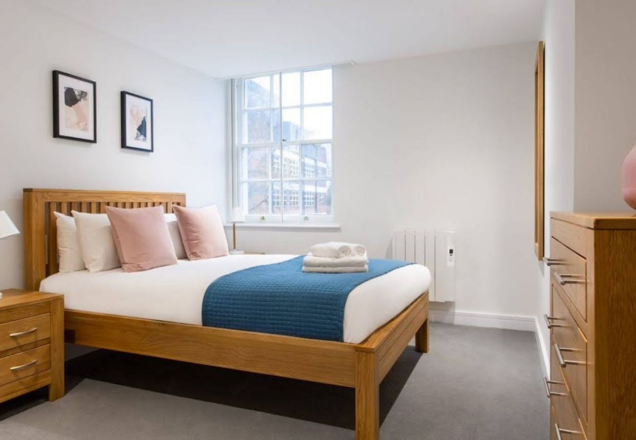 Apartment in London - Queen's Park Spectacular Two Bedroom Apartment 