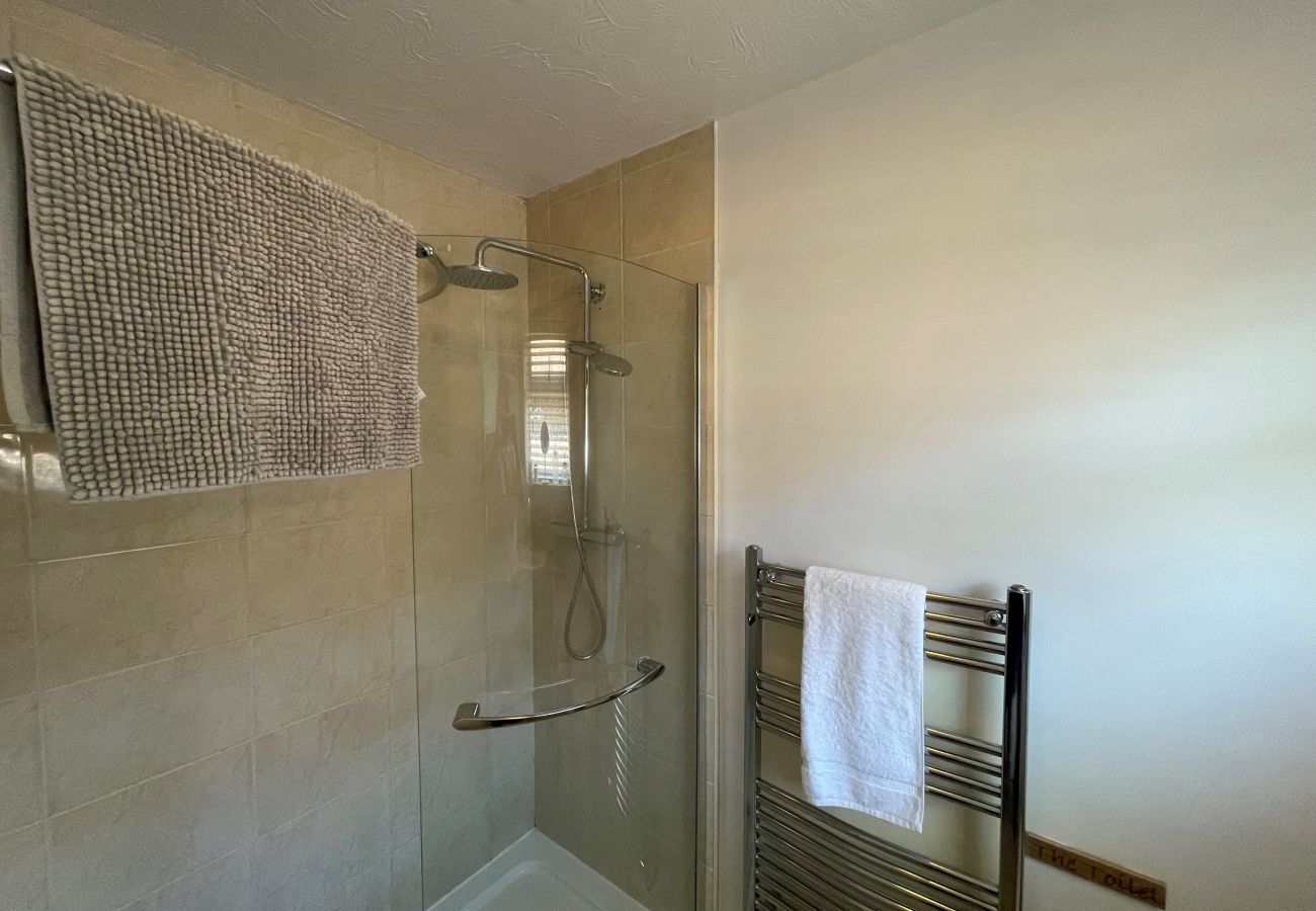 House in Binfield - Binfield Beautifully Presented Three Bedroom House 