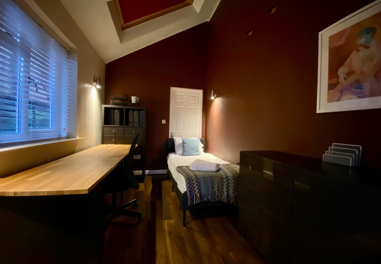 House in Binfield - Binfield Beautifully Presented Three Bedroom House 