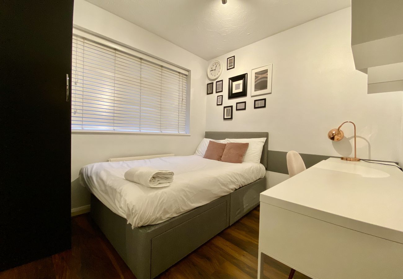 House in Binfield - Binfield Beautifully Presented Three Bedroom House 