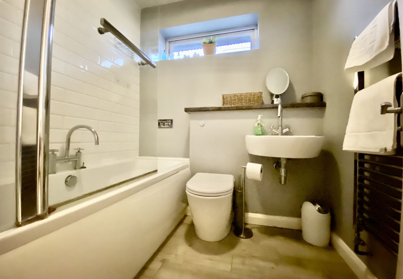 House in Binfield - Binfield Beautifully Presented Three Bedroom House 