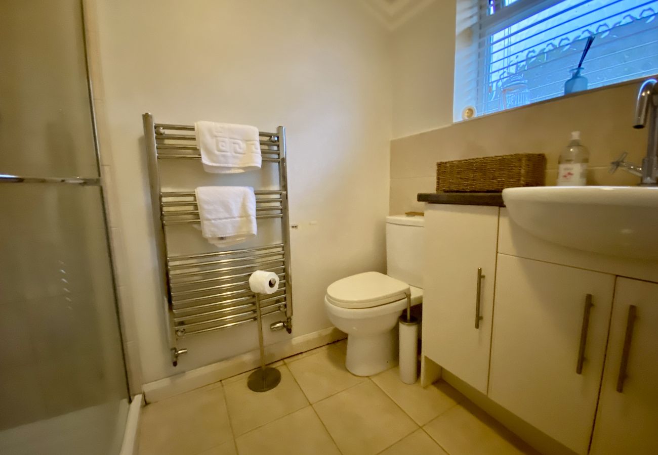 House in Binfield - Binfield Beautifully Presented Three Bedroom House 