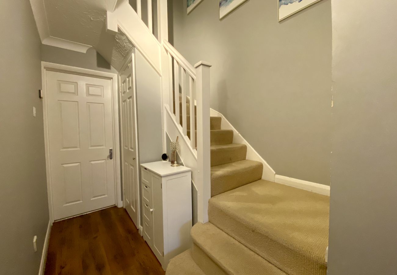 House in Binfield - Binfield Beautifully Presented Three Bedroom House 