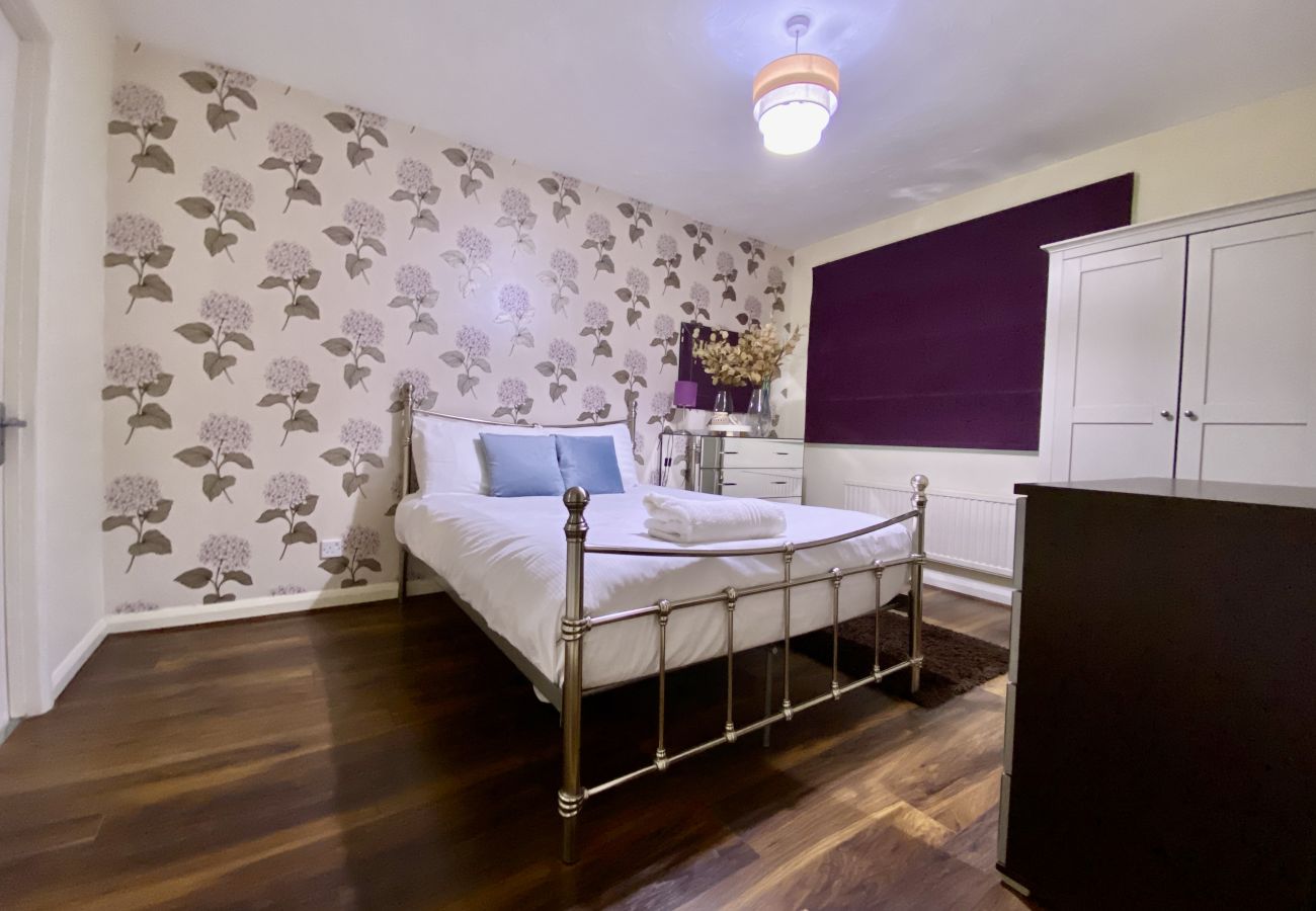 House in Binfield - Binfield Beautifully Presented Three Bedroom House 