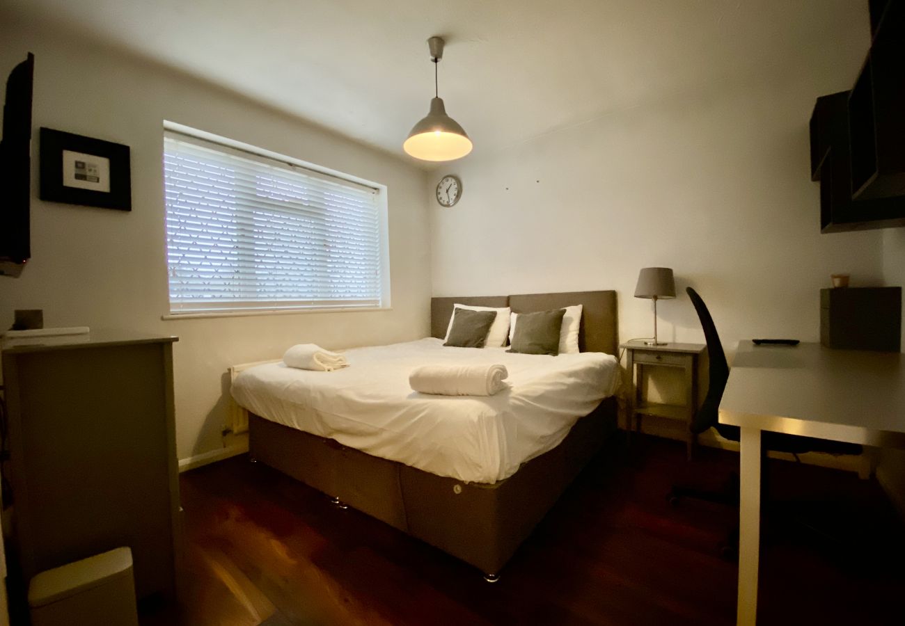 House in Binfield - Binfield Beautifully Presented Three Bedroom House 