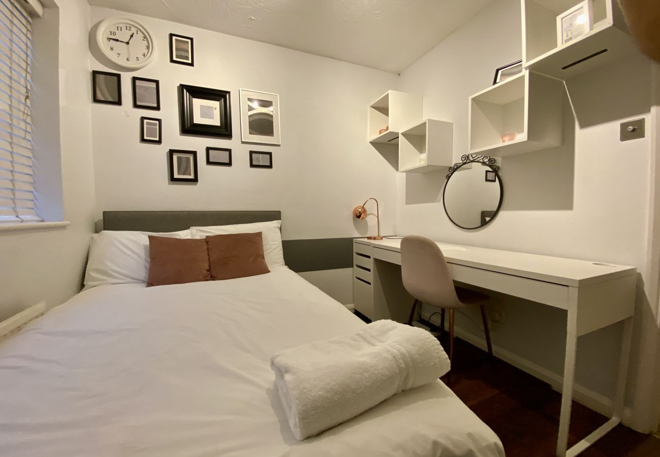 House in Binfield - Binfield Beautifully Presented Three Bedroom House 