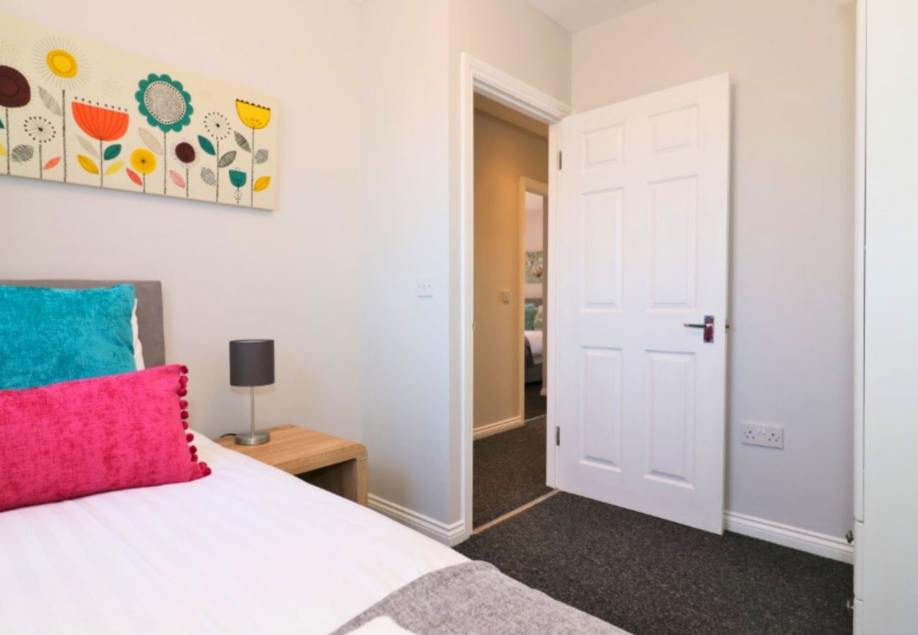 House in Motherwell - Motherwell Stylish Three Bedroom Apartment 