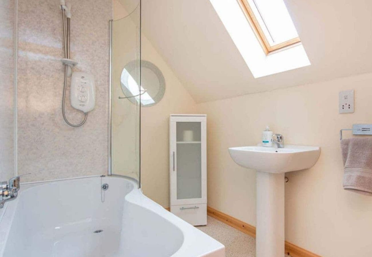 House in Brora -  Captivating Four-Bedroom Residence in Brora's Tranquil Haven