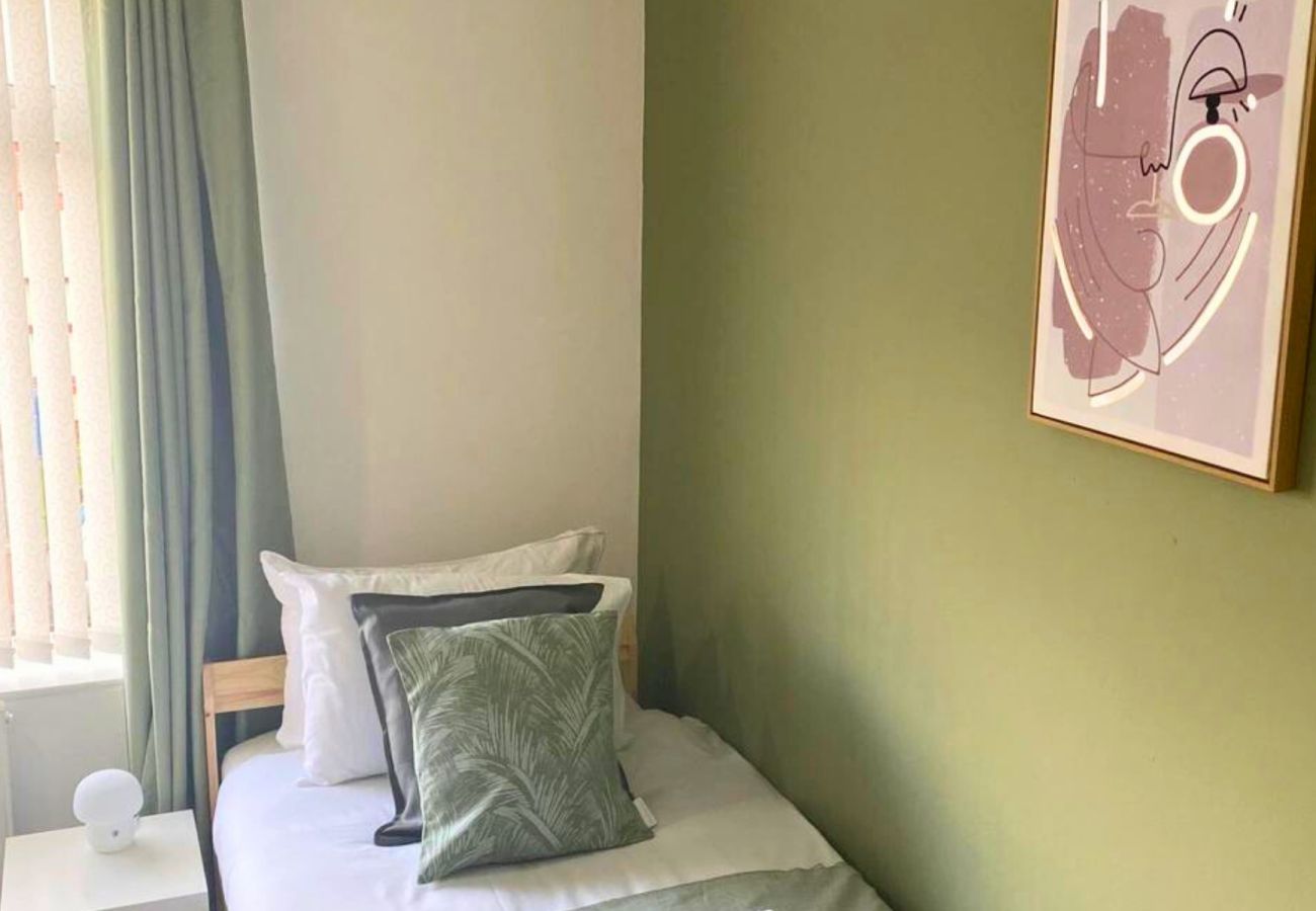 Apartment in Newcastle - Charming Two-Bedroom House in the Heart of Newcastle