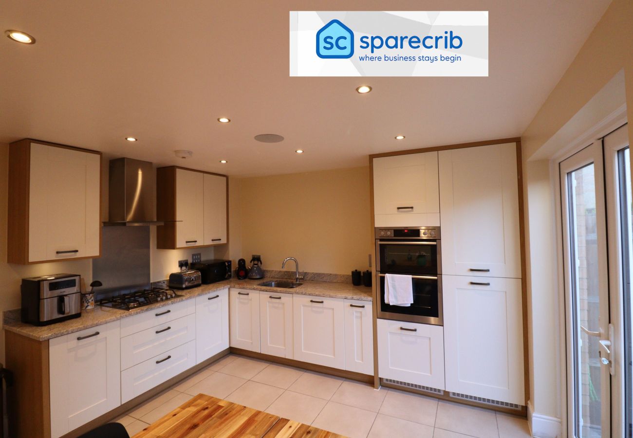 House in Addlestone - Addlestone, Spacious Four-Bedroom Townhouse 