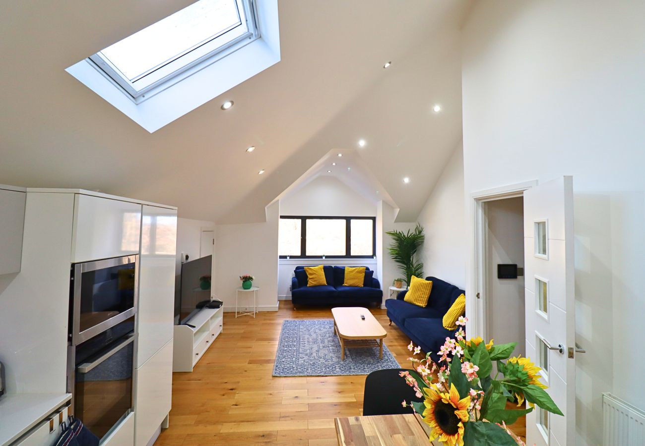 Apartment in Maidenhead - Maidenhead Stylish Top Floor Three Bedroom Apartment