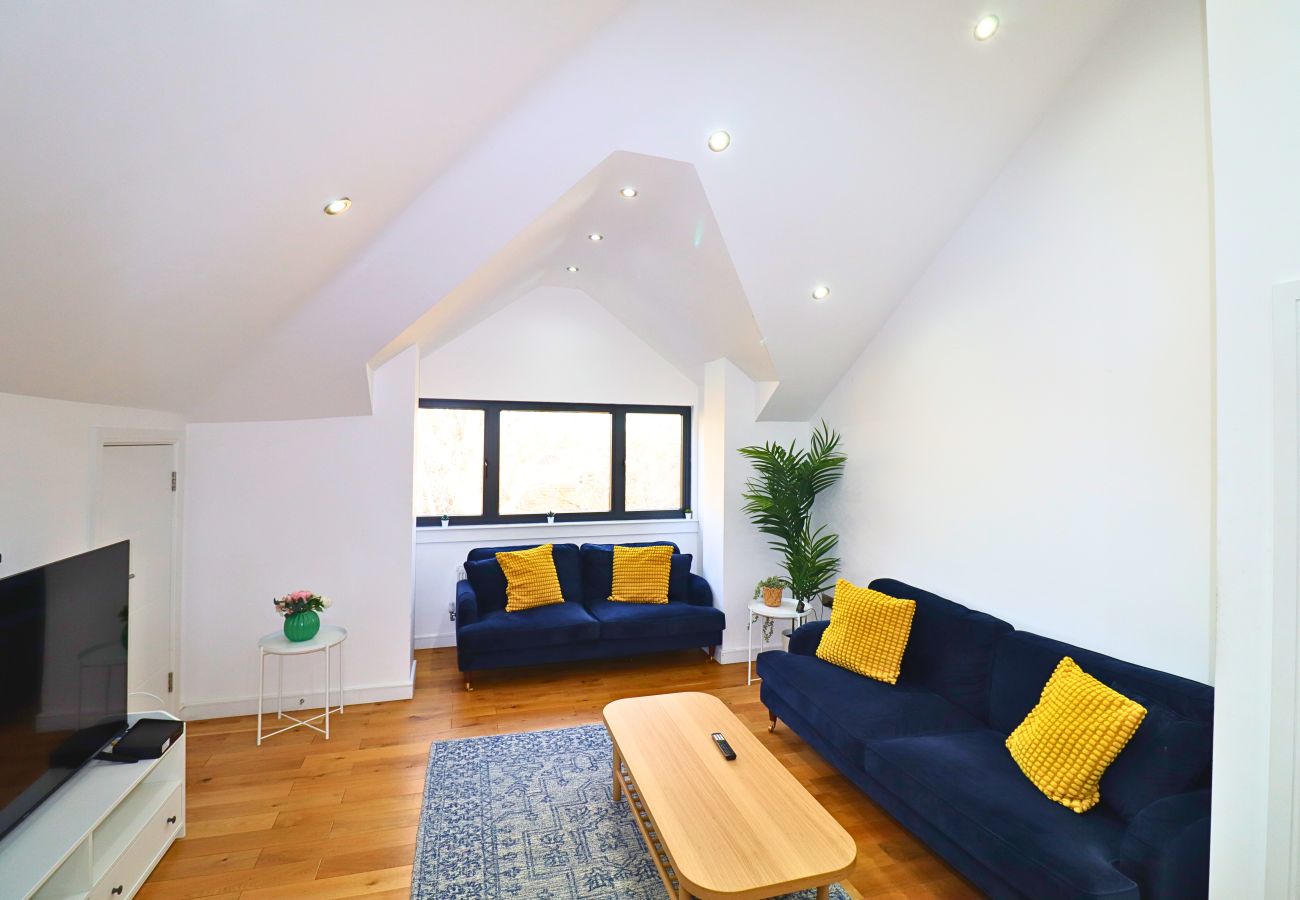 Apartment in Maidenhead - Maidenhead Stylish Top Floor Three Bedroom Apartment