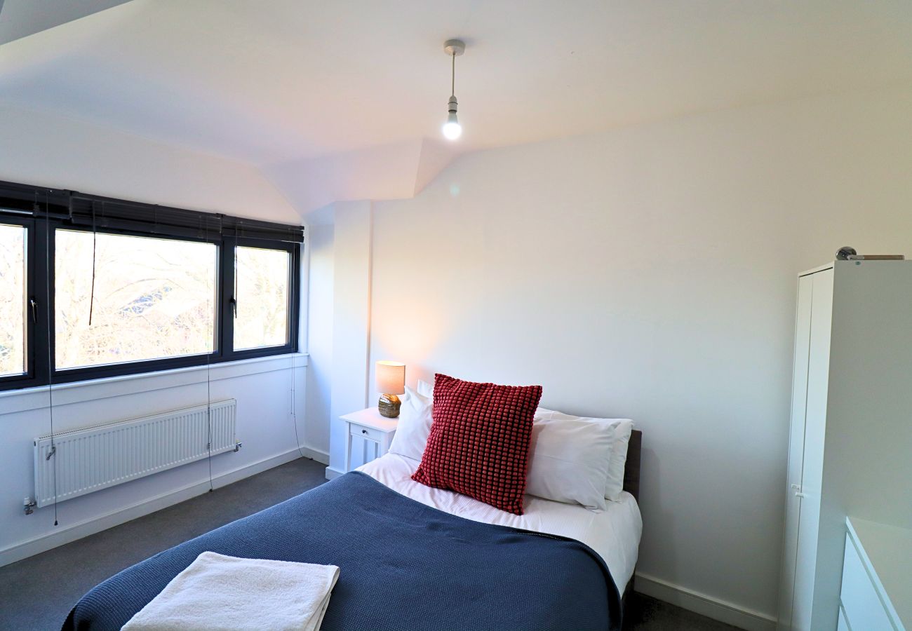 Apartment in Maidenhead - Maidenhead Stylish Top Floor Three Bedroom Apartment
