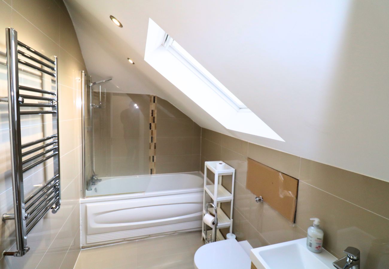 Apartment in Maidenhead - Maidenhead Stylish Top Floor Three Bedroom Apartment