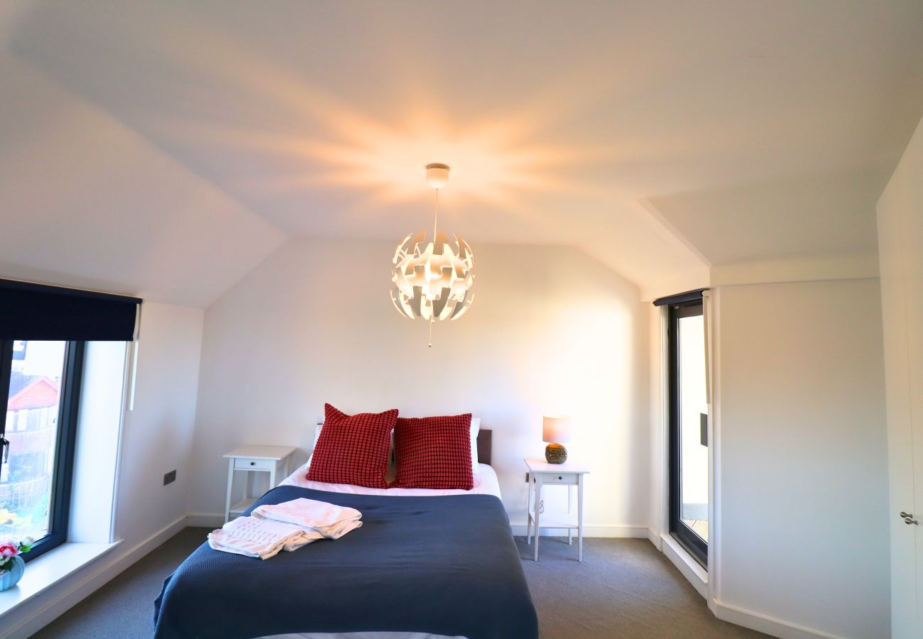 Apartment in Maidenhead - Maidenhead Stylish Top Floor Three Bedroom Apartment