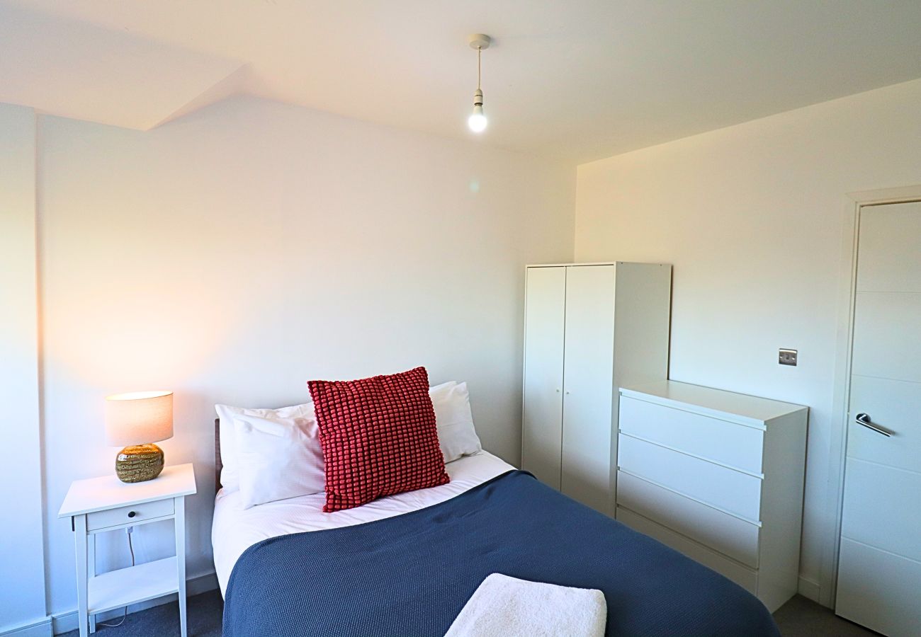 Apartment in Maidenhead - Maidenhead Stylish Top Floor Three Bedroom Apartment