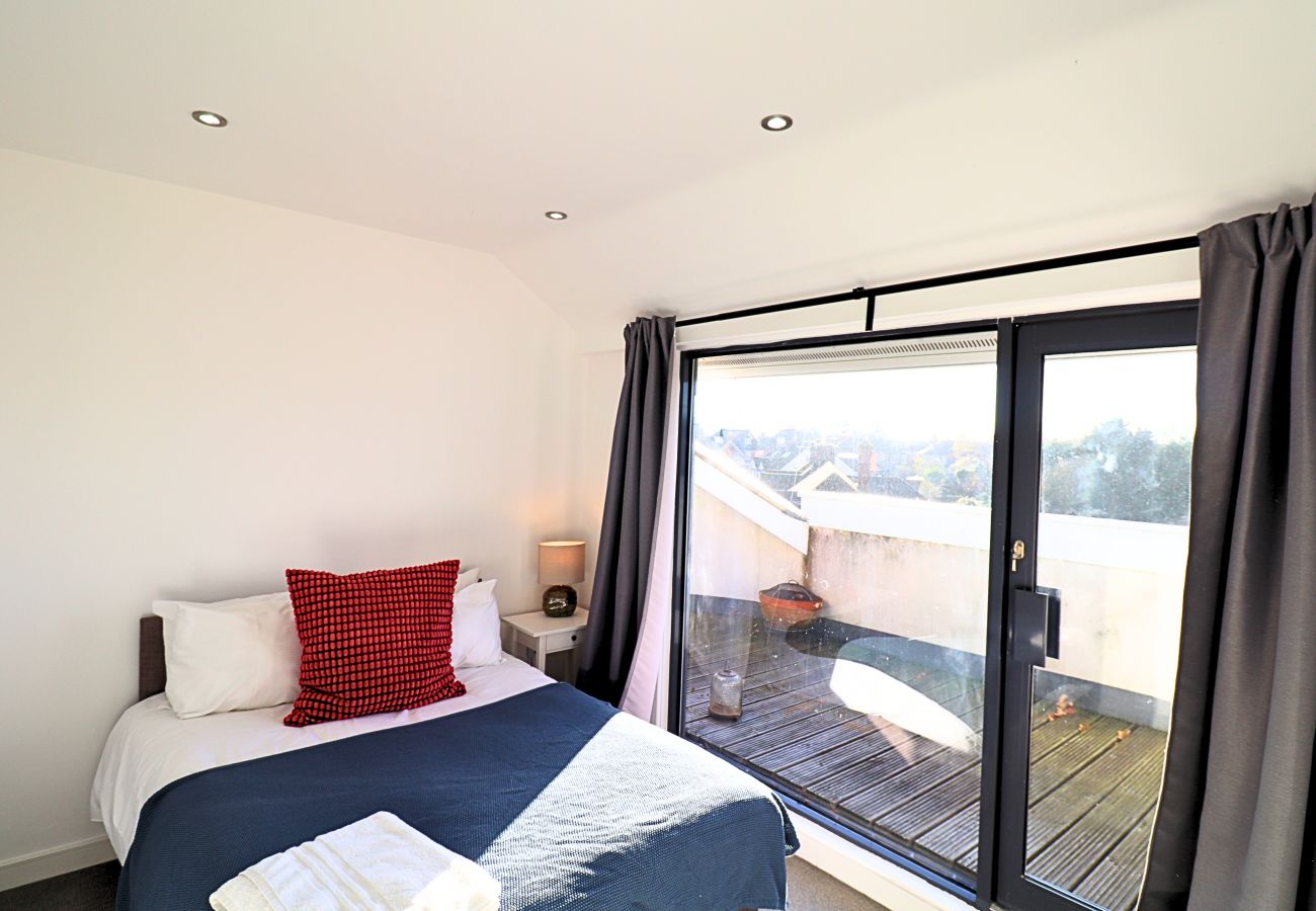 Apartment in Maidenhead - Maidenhead Stylish Top Floor Three Bedroom Apartment
