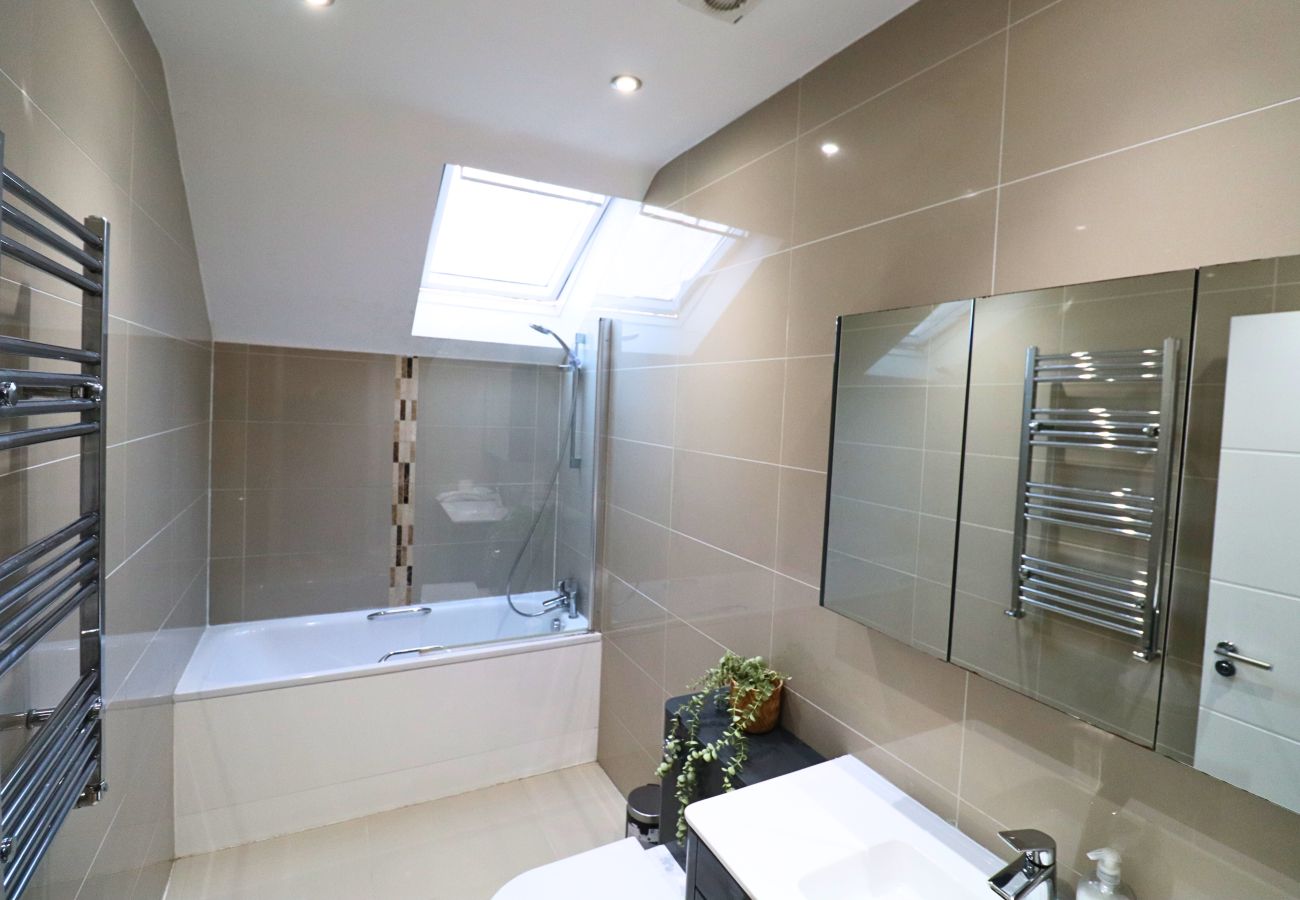 Apartment in Maidenhead - Maidenhead Stylish Top Floor Three Bedroom Apartment
