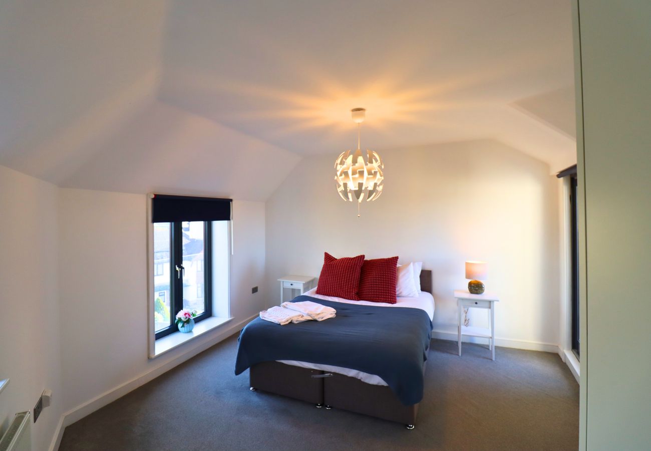 Apartment in Maidenhead - Maidenhead Stylish Top Floor Three Bedroom Apartment