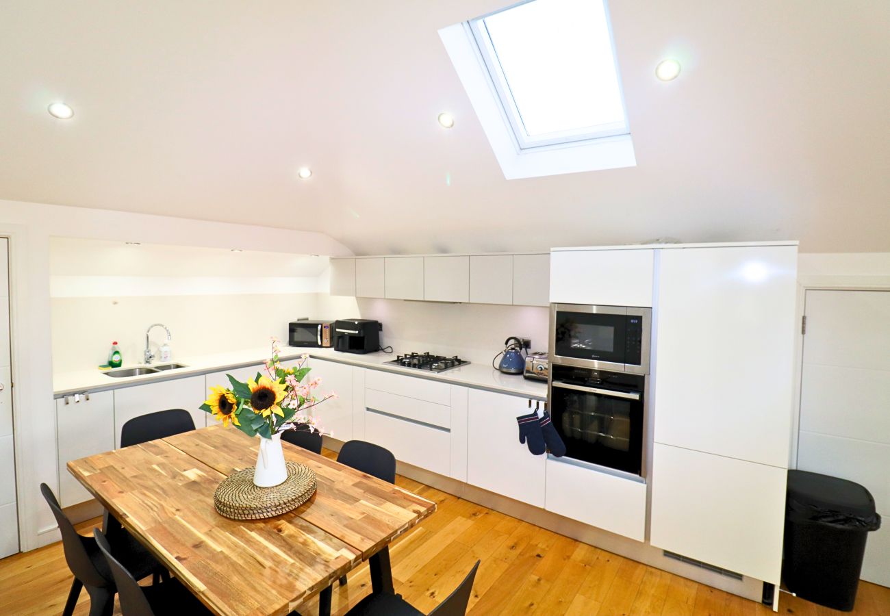 Apartment in Maidenhead - Maidenhead Stylish Top Floor Three Bedroom Apartment