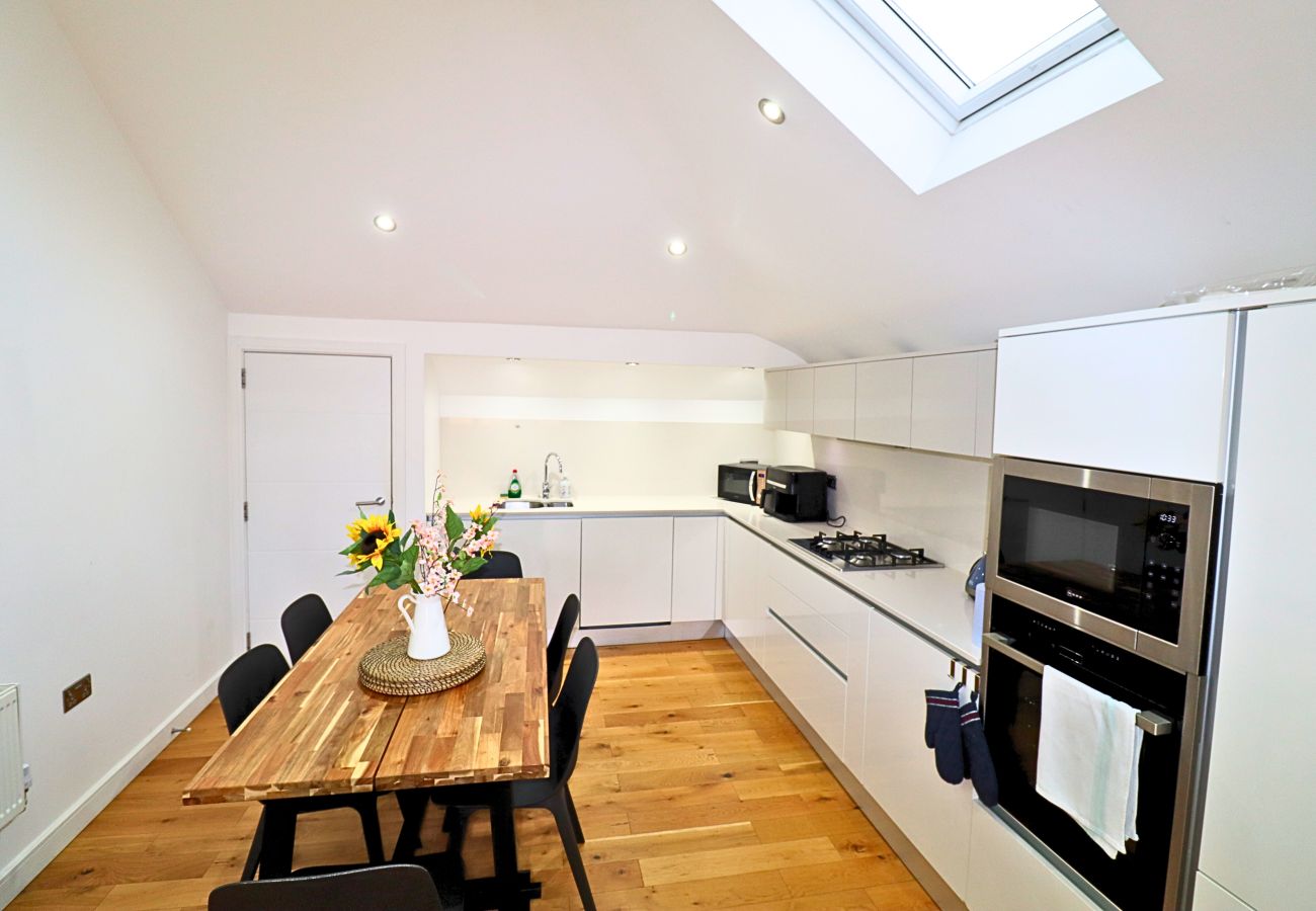 Apartment in Maidenhead - Maidenhead Stylish Top Floor Three Bedroom Apartment