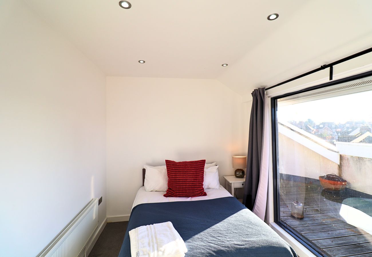 Apartment in Maidenhead - Maidenhead Stylish Top Floor Three Bedroom Apartment