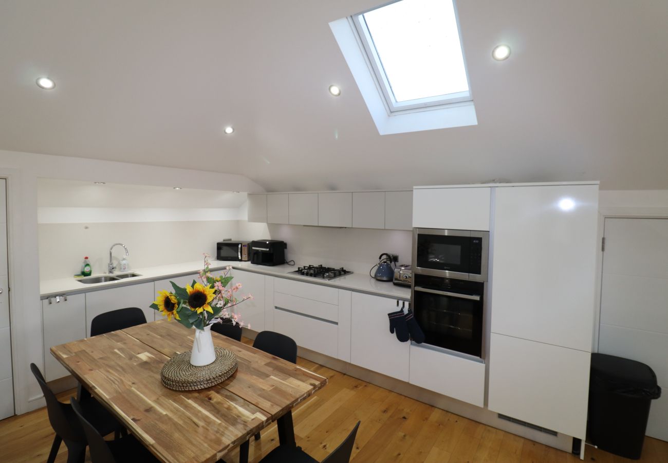 Apartment in Maidenhead - Maidenhead Stylish Top Floor Three Bedroom Apartment