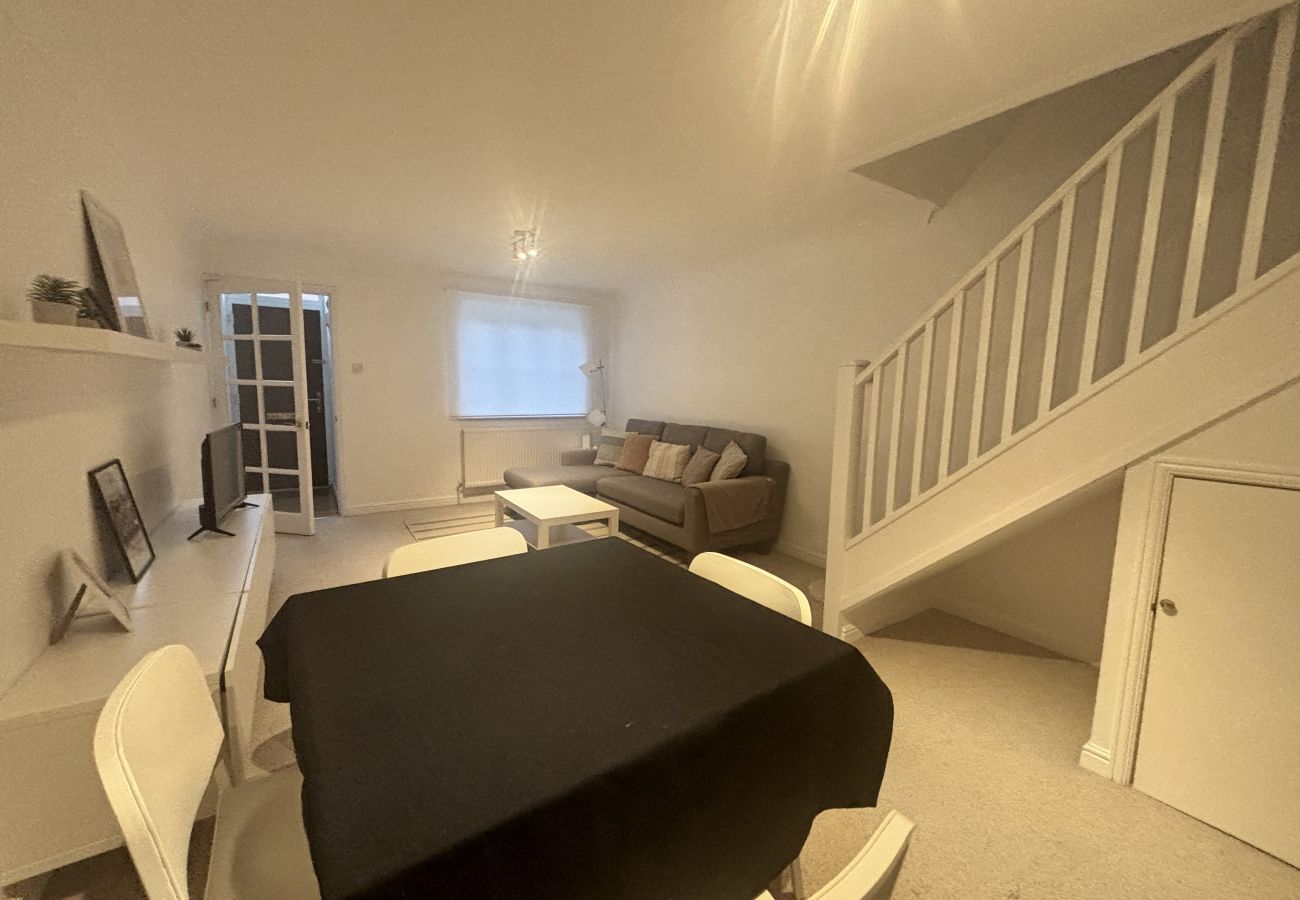 House in Warfield - Winkfield Charming Three-Bedroom House