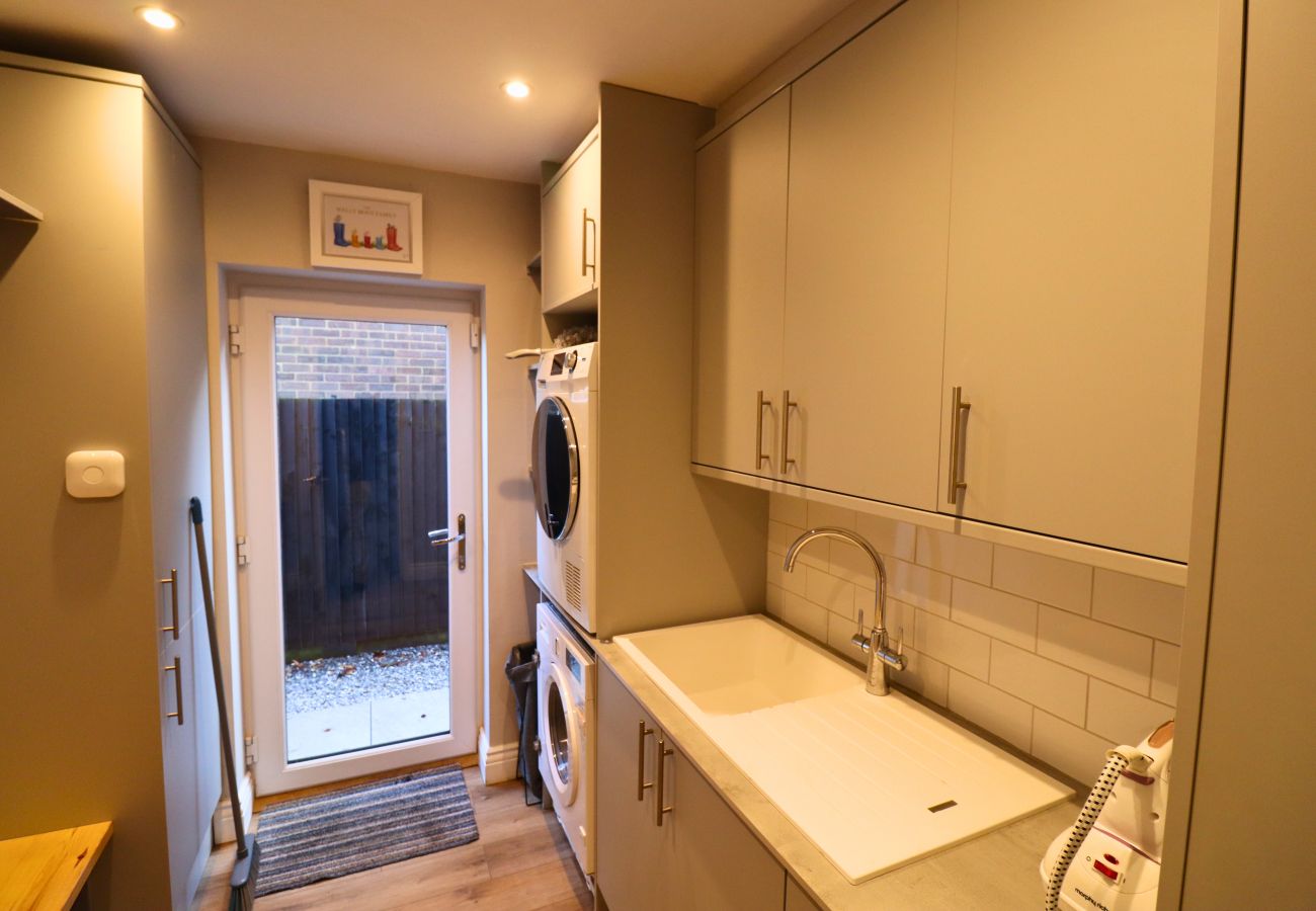 House in Ascot - Ascot Spacious Four Bedroom Family Home 