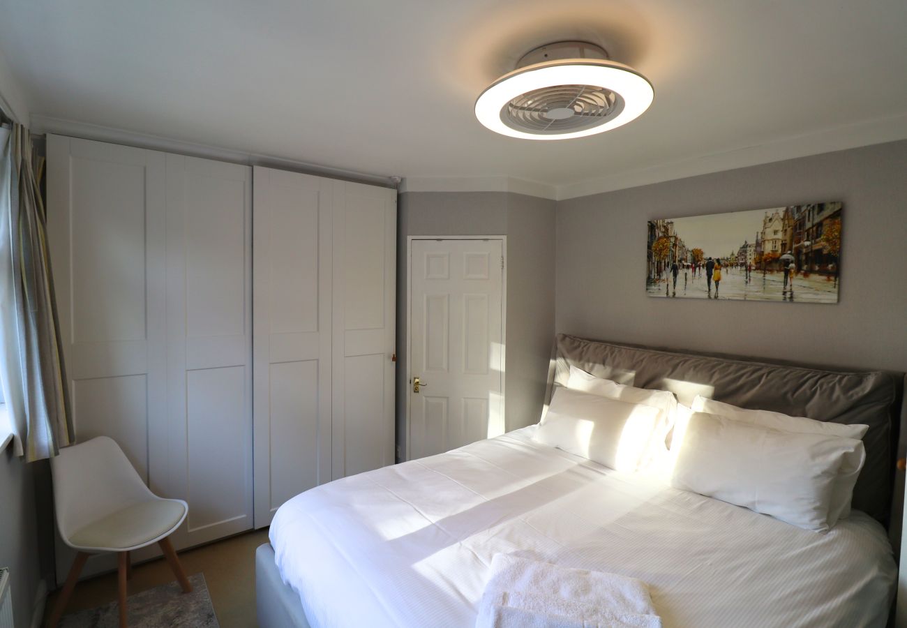 House in Ascot - Ascot Spacious Four Bedroom Family Home 