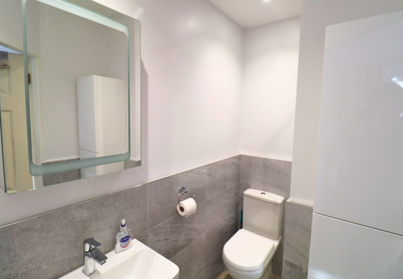 House in Ascot - Ascot Spacious Four Bedroom Family Home 