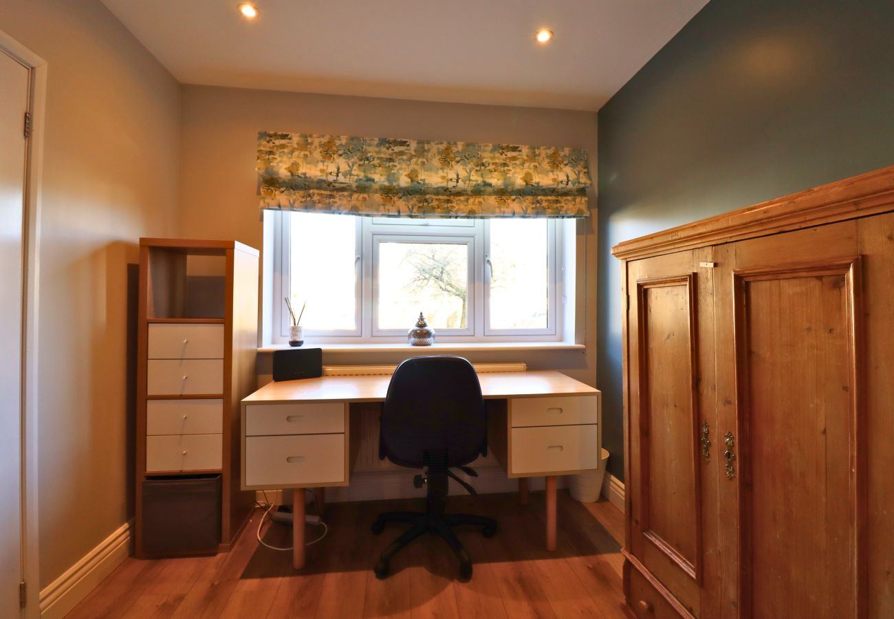 House in Ascot - Ascot Spacious Four Bedroom Family Home 