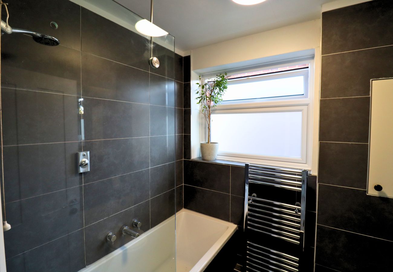 House in Ascot - Ascot Spacious Four Bedroom Family Home 