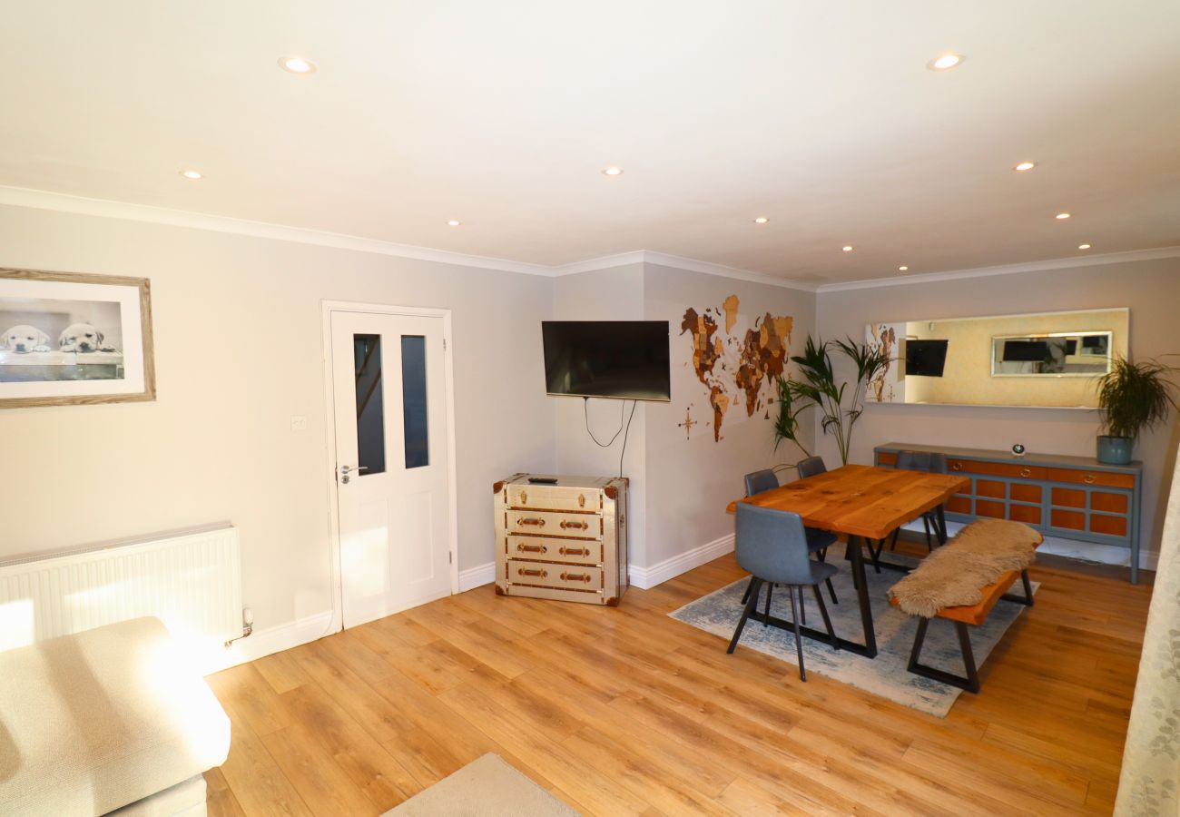 House in Ascot - Ascot Spacious Four Bedroom Family Home 