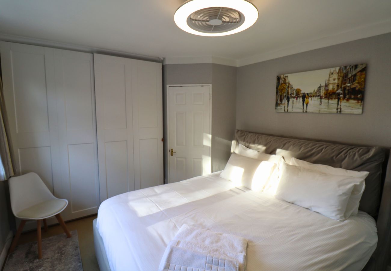 House in Ascot - Ascot Spacious Four Bedroom Family Home 